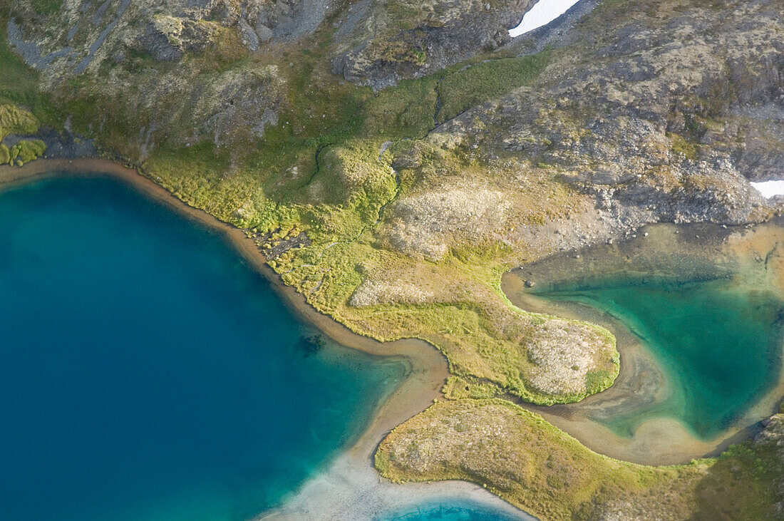 blick vom flugzeug auf einen see