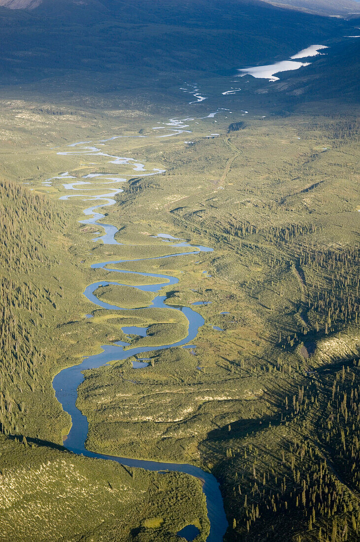 blick vom flugzeug auf einen fluss