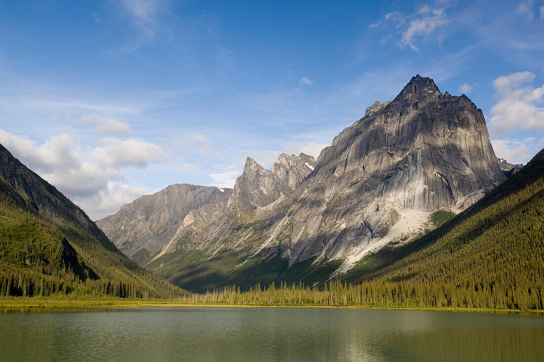 Gletschersee und Mount Harrison Smith, Kanada