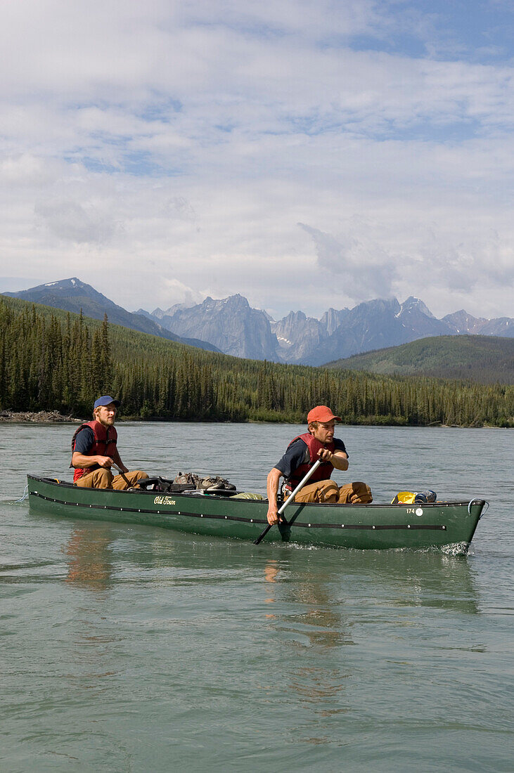 Zwei Männer im Kanu am Nahanni Fluss mit Cirque of the Unclimbables im Hintergrund, Nordwestterritorien, Kanada