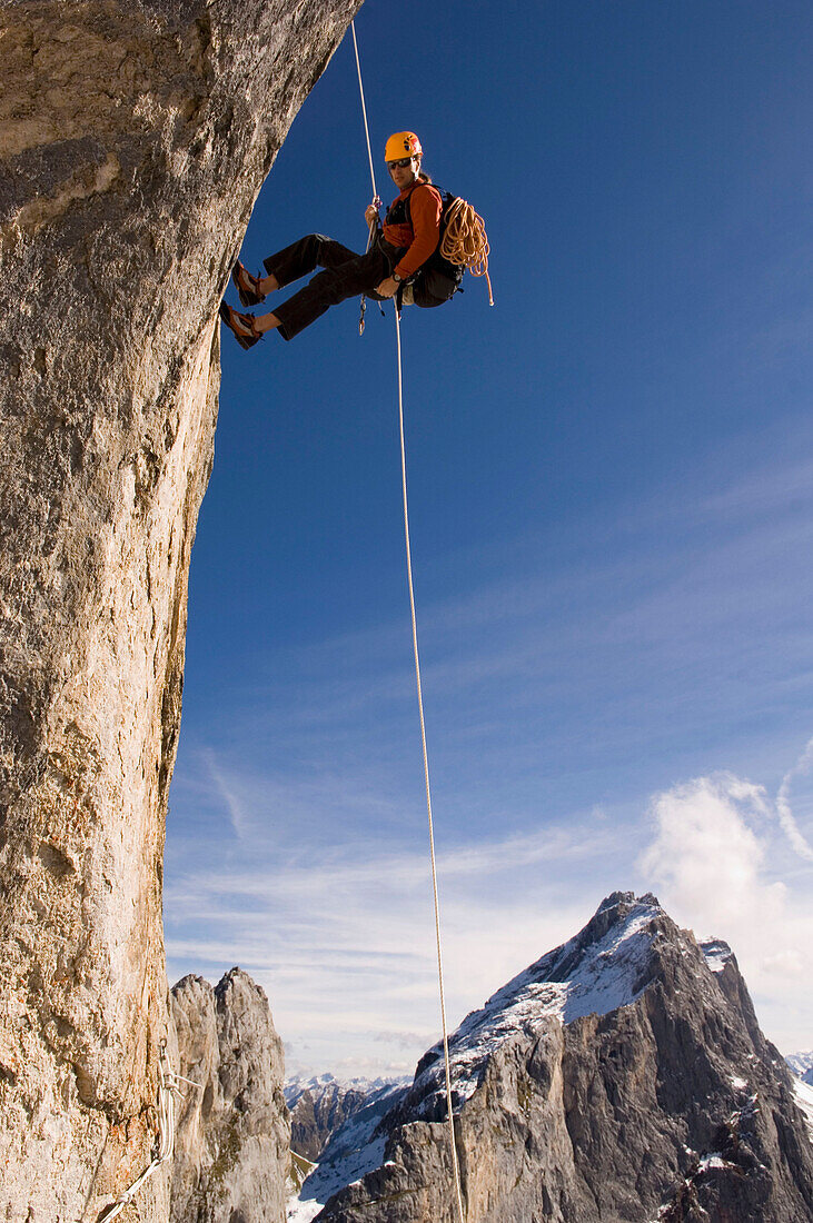 Bergsteiger beim Abseilen vom Rätikon, Schweiz