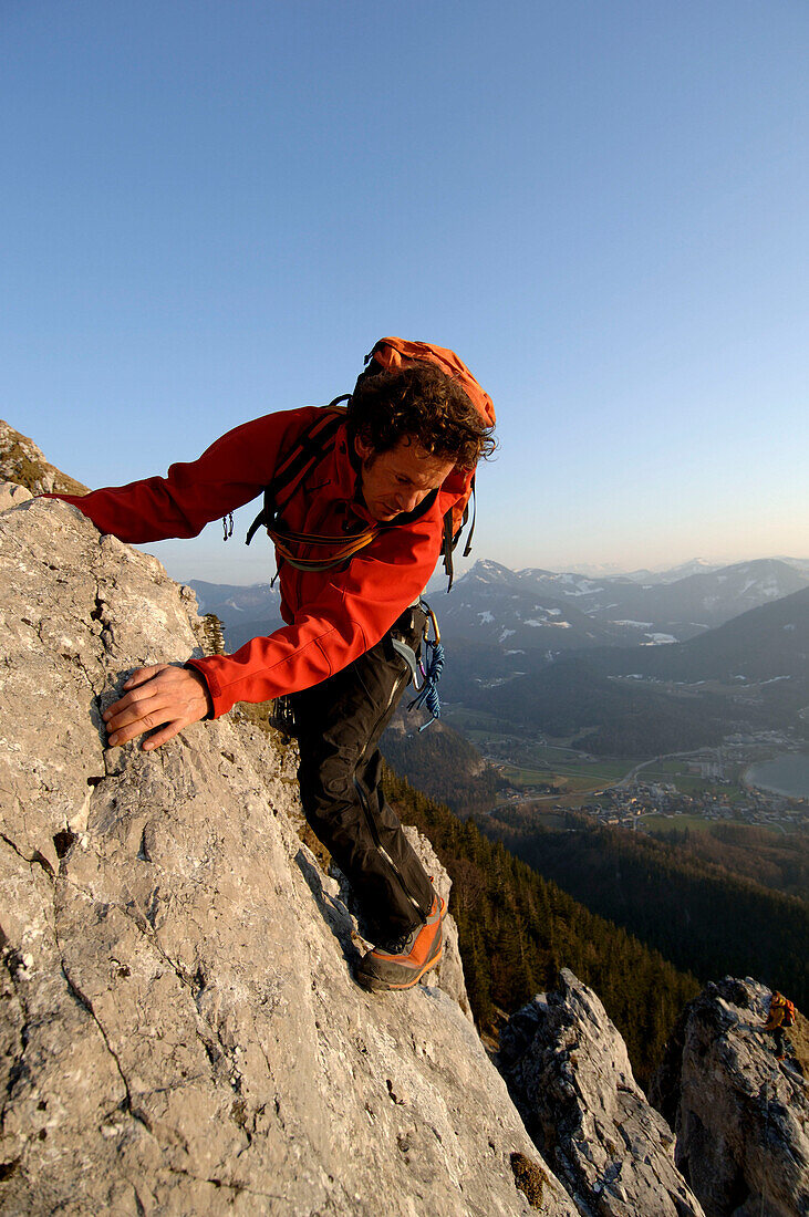 Bergsteiger klettert am Schober Südgrat bei Fuschl am See, Salzkammergut, Österreich