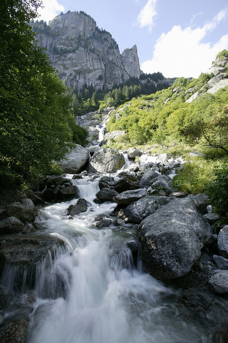 Blick von einem Bach mit Val di Mello Pizzo Cacciabello im Hintergrund, Bergeller Alpen, Italien