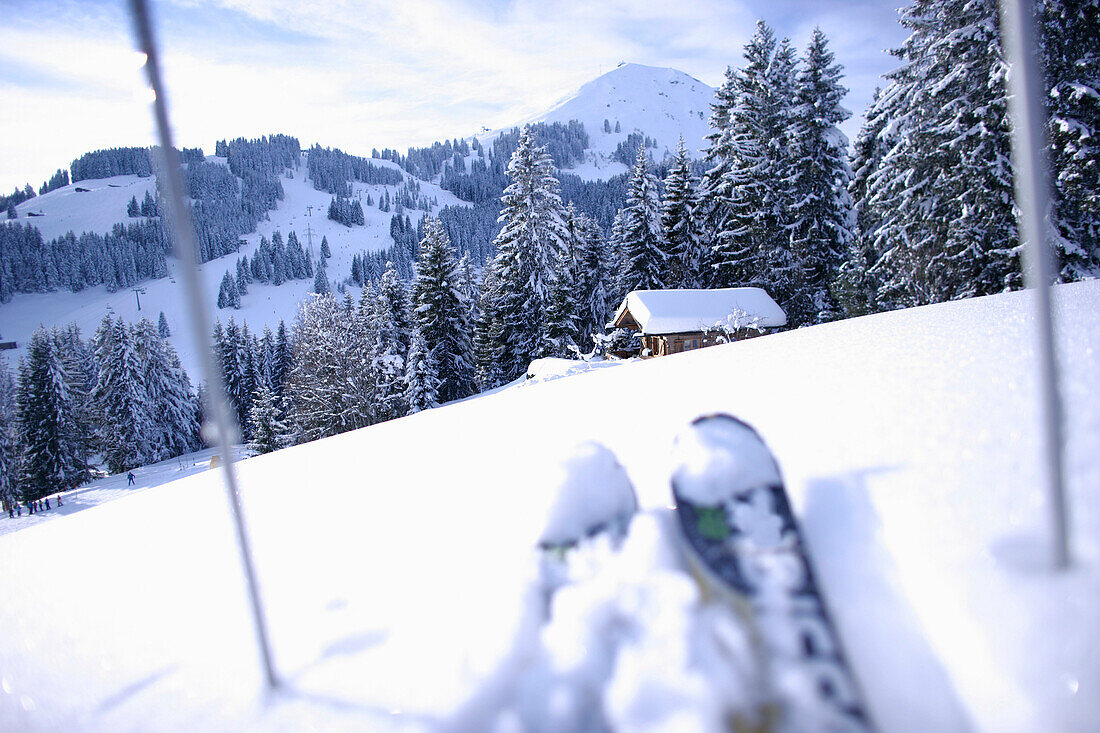 Skier und Skistöcke im Schnee und der Hohe Salve im Hintergrund, Brixen im Thale, Alpen, Tirol, Österreich
