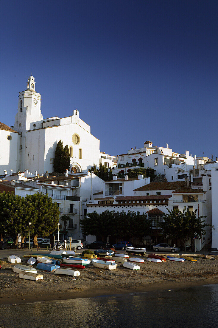 Costa Brava,Bucht von Cadaques mit der Pfarrkirche Santa Maria, Cadaques, Costa Brava, Katalonien Spanien