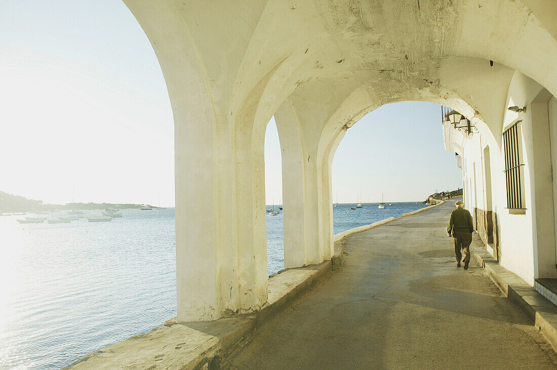 Costa Brava,Arkaden, Küstenstrasse in Cadaques, Costa Brava, Katalonien Spanien