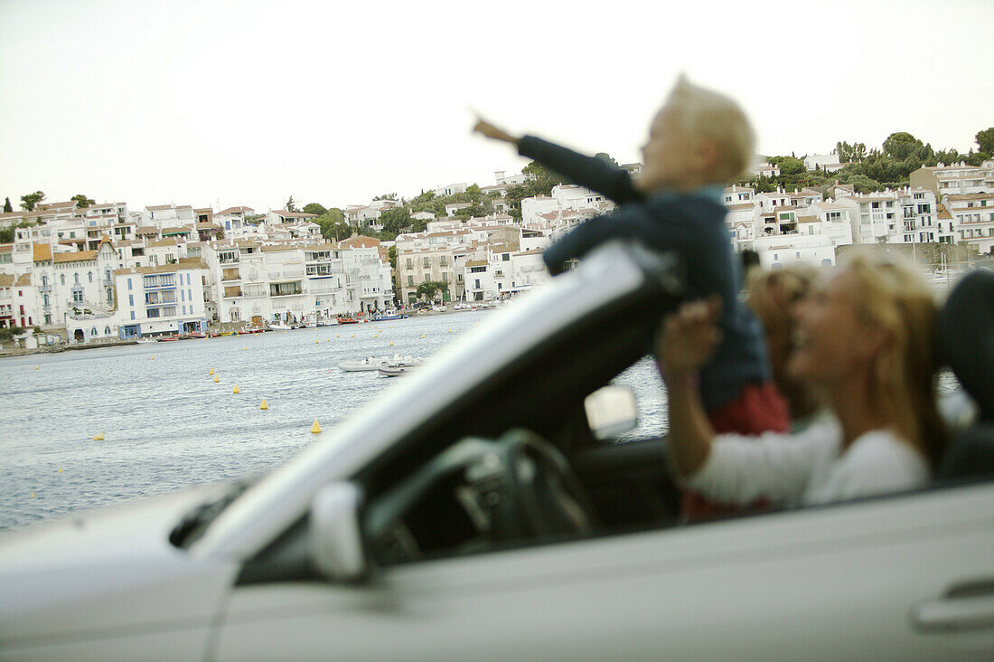 Costa Brava,Junge Familie im Cabrio, Cadaques, Costa Brava, Katalonien Spanien