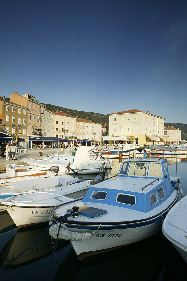 Fischerboote im Hafen von Cres, Insel Cres, Kroatien