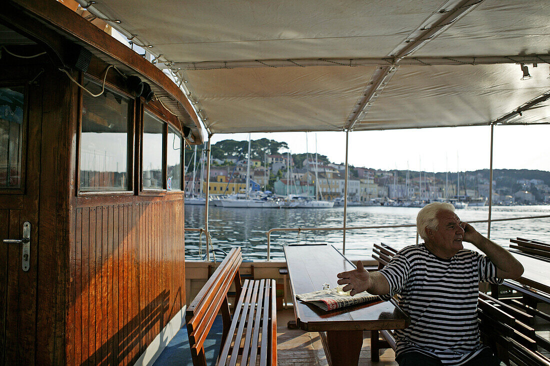 Kapitän am Telefon, Ausflugsboot, Mali Losinj Hafen, Insel Cres, Kroatien