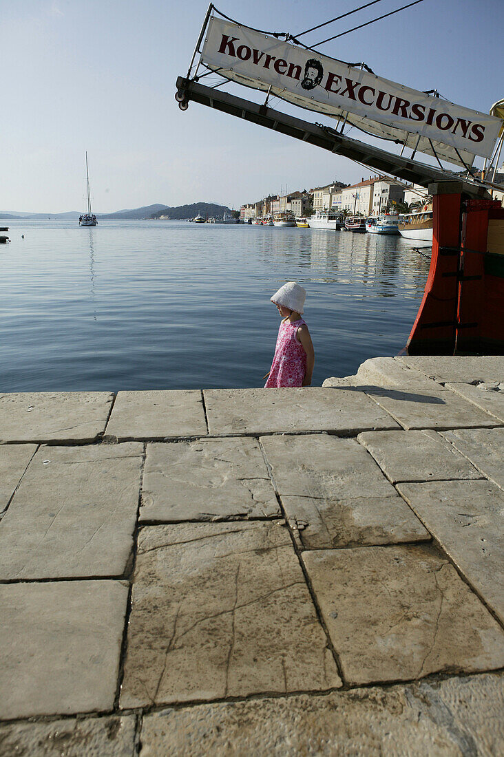 Mädchen im Hafen von Mali Losinj, Insel Cres, Kroatien