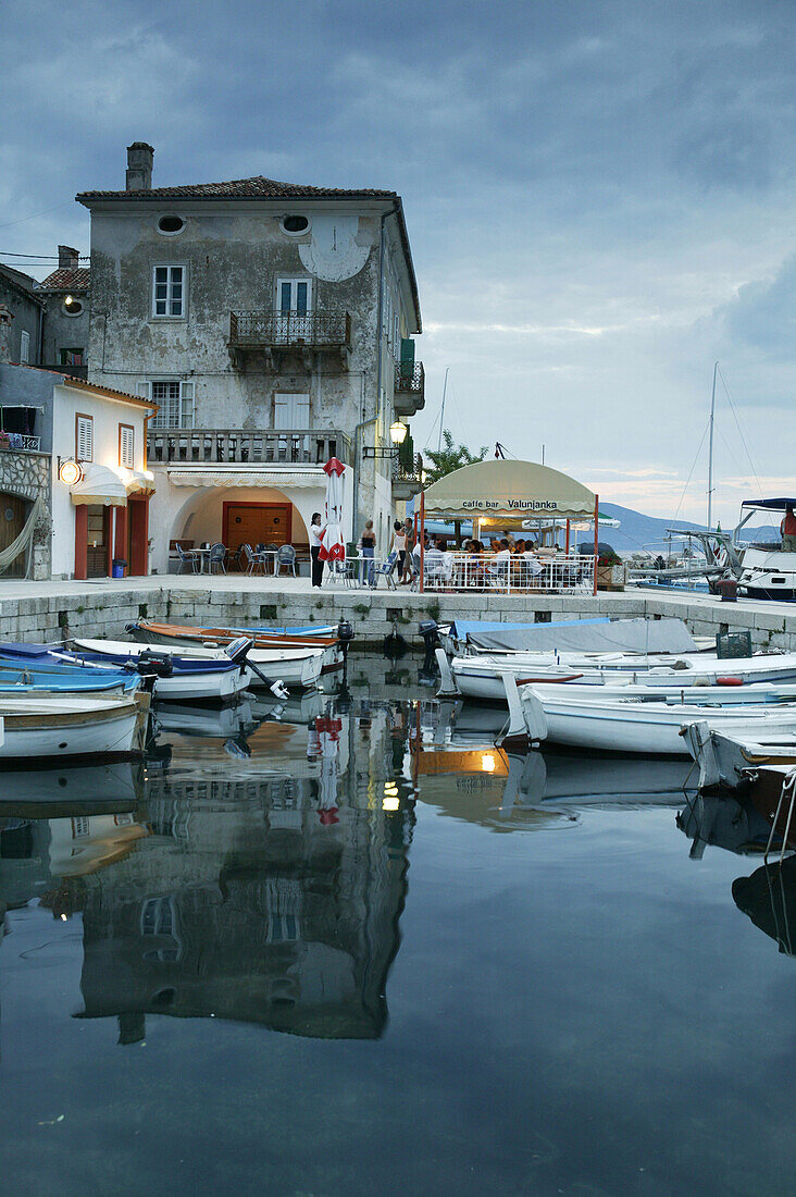 Hafen und Boote im Abendlicht, Valun, Insel Cres, Kroatien