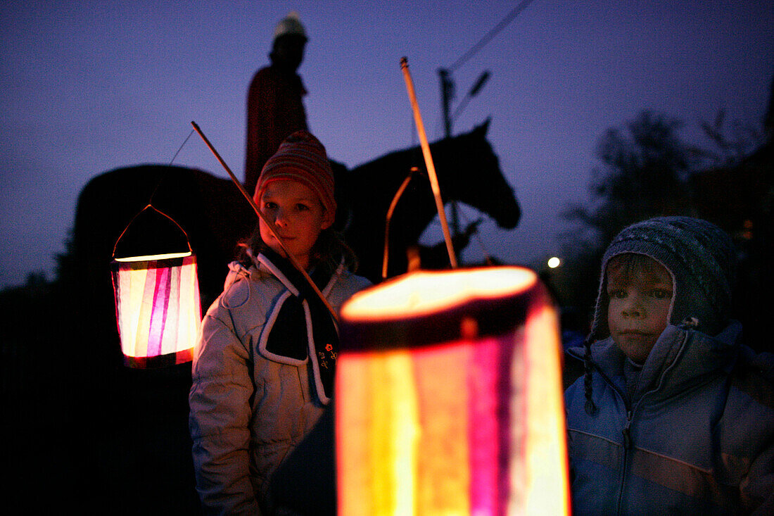 Zwei Kinder mit leuchtenden Laternen, St. Martinsfeier, Deutschland