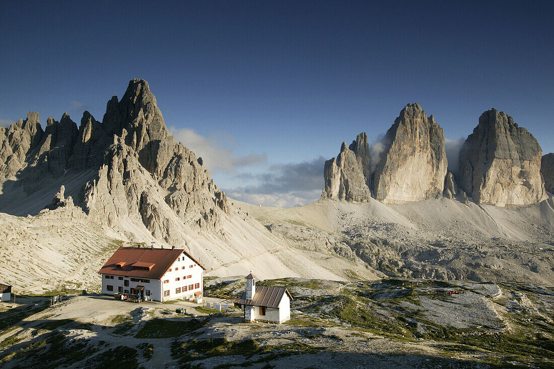 Alpine Hut, Tre Cimo di Lavaredo, Paternkofel, Dolomiti di Sesto Natural Park, Dolomiten, Veneto, Italy