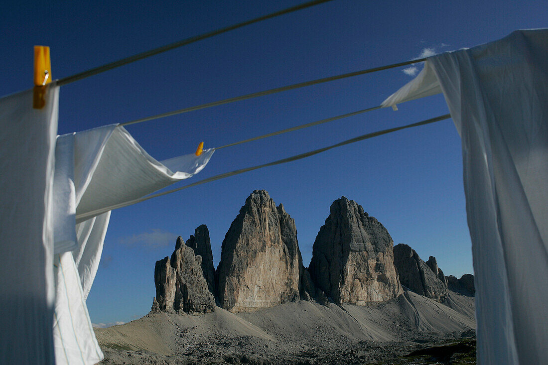 Blankets on clothesline, Tre Cimo Di Lavaredo, Peaks, Dolomiten, Italien
