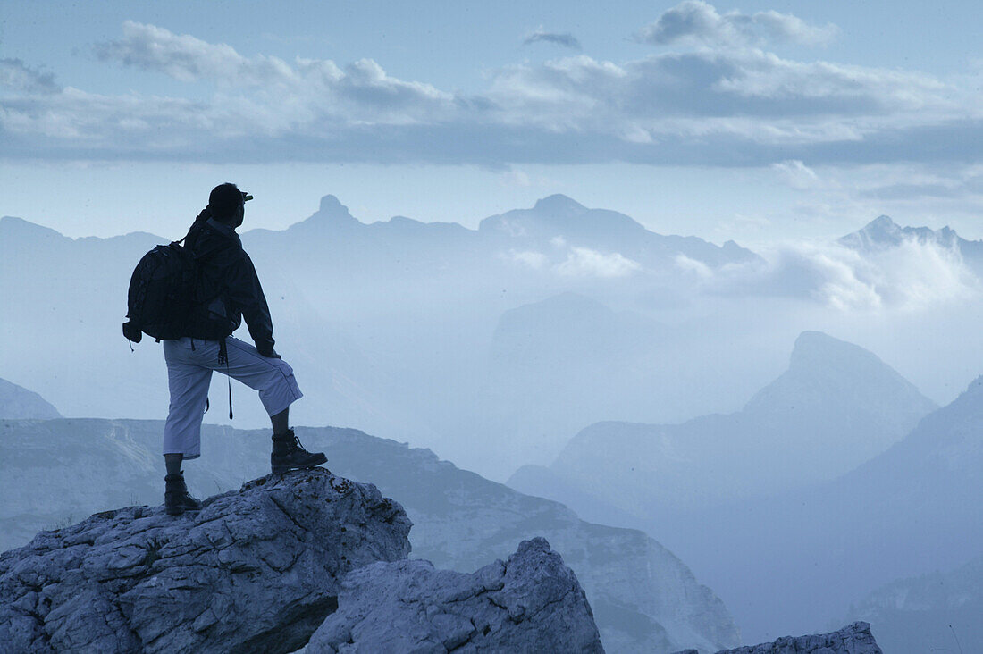 Wanderer geniesst Aussicht, Cristallo Gruppe, Dolomiten, Italien
