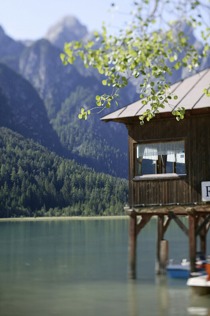 Bootshaus am Toblachsee, Dolomiten, Südtirol, Italien