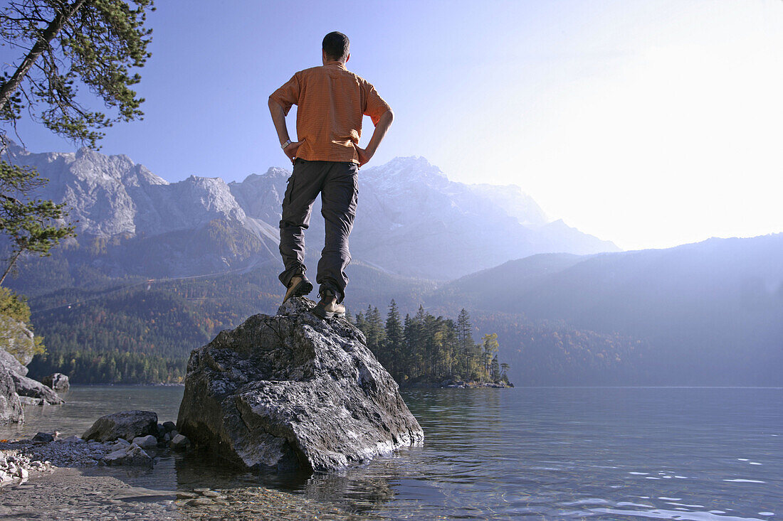 Mann steht auf einem Felsen, Eibsee, Zugspitze im Hintergrund, Bayern, Deutschland
