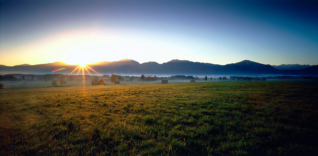 Sonnenaufgang bei Grossweil, Bayern, Deutschland