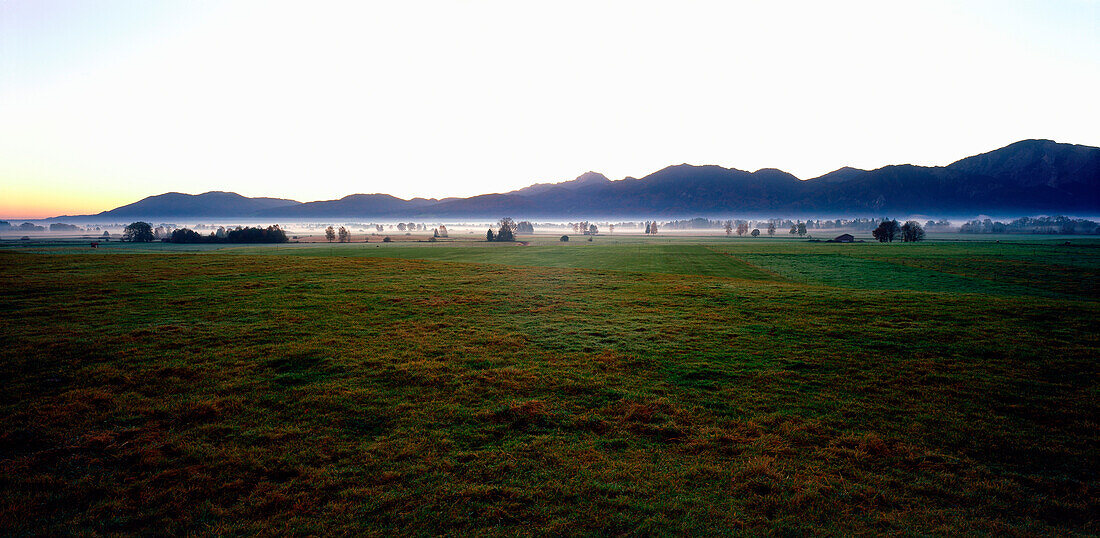 Morgenstimmung über Grossweil, Blicl auf Benediktenwand, Oberbayern, Deutschland