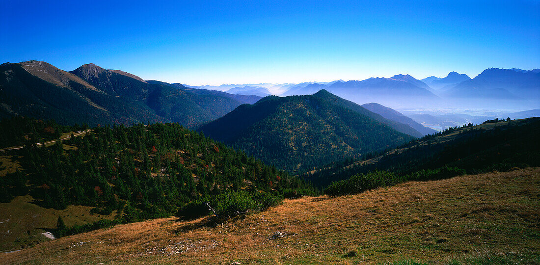 Blick vom Wank in die bayrischen Alpen, Bayern, Deutschland