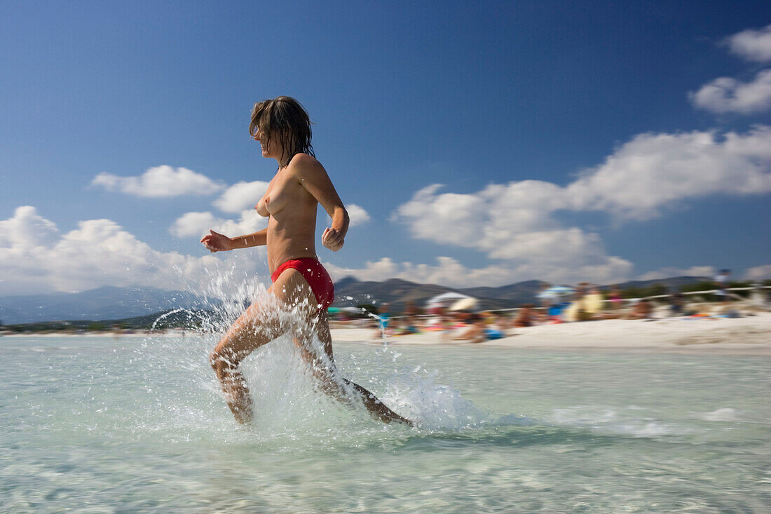 Frau am Strand Cala Brandinchi, Sardinien, Italien