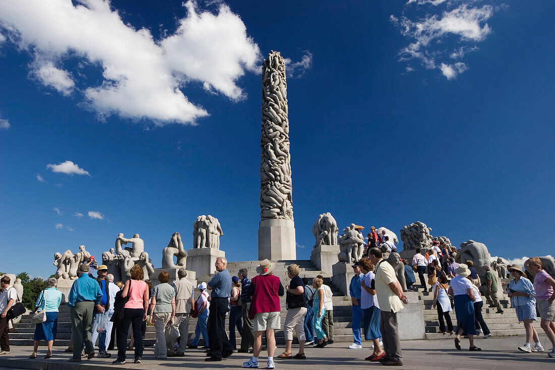 Touristengruppe am Monolith Plateau, Granit- Skulpturen im Vigeland Park, Frogner Park, Oslo, Norwegen