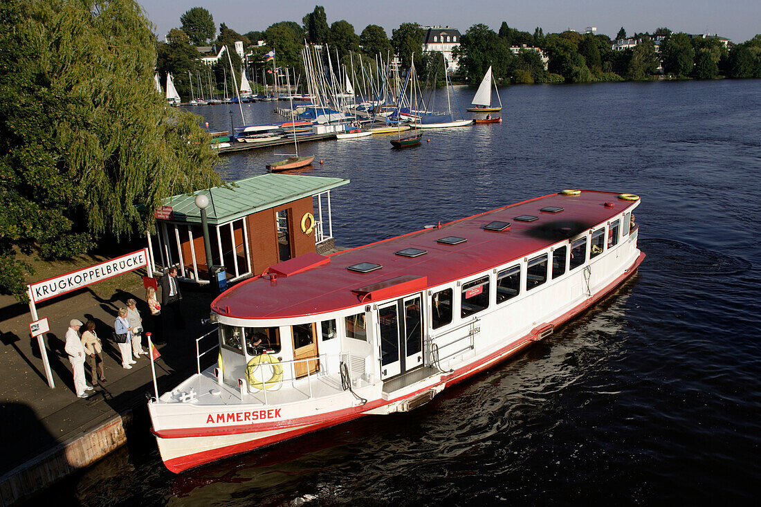 Ausflugsdampfer, Alsterdampfer, Touristenboote am Anleger Krugkoppelbrücke auf der Außenalster, Aussenalster, Harvestehude, Hamburg