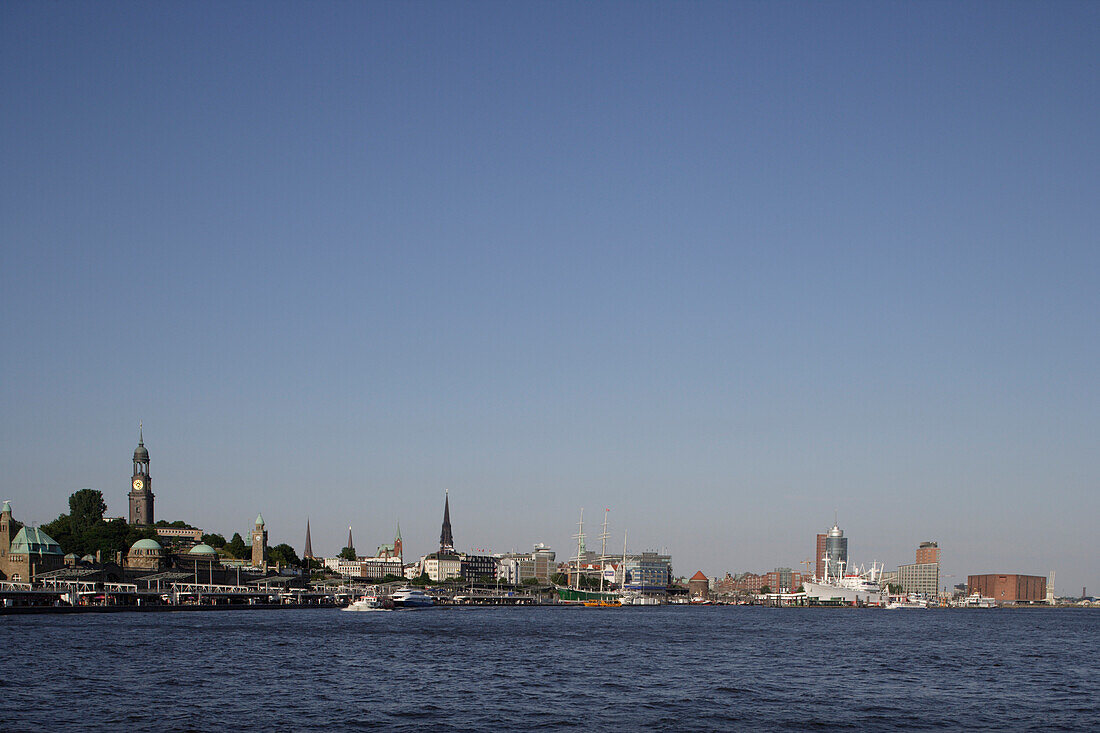 Panorama mit Elbe, Landungsbrücken, Michel, und der HafenCity, Hamburg