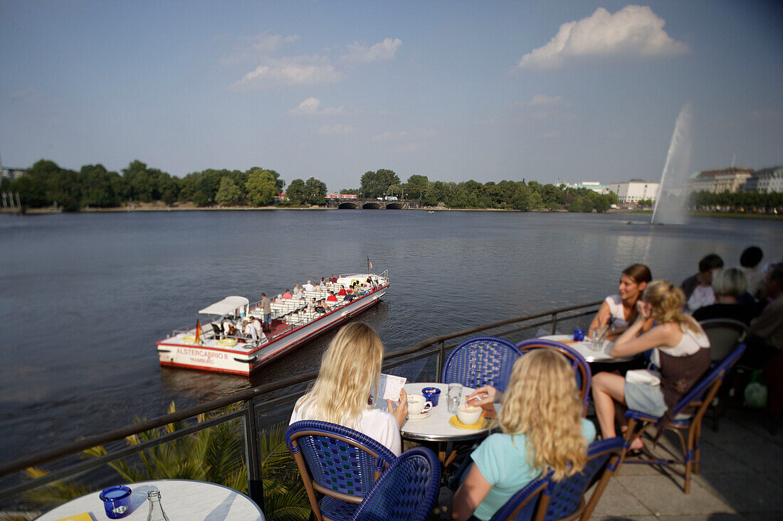 Inner Alster lake, Binnenalster, pleasure boat, tourists, visitors on terrace of restaurant Alex Hamburg, Cafe im Alsterpavillon, Jungfernstieg 54, Alster, Hamburg
