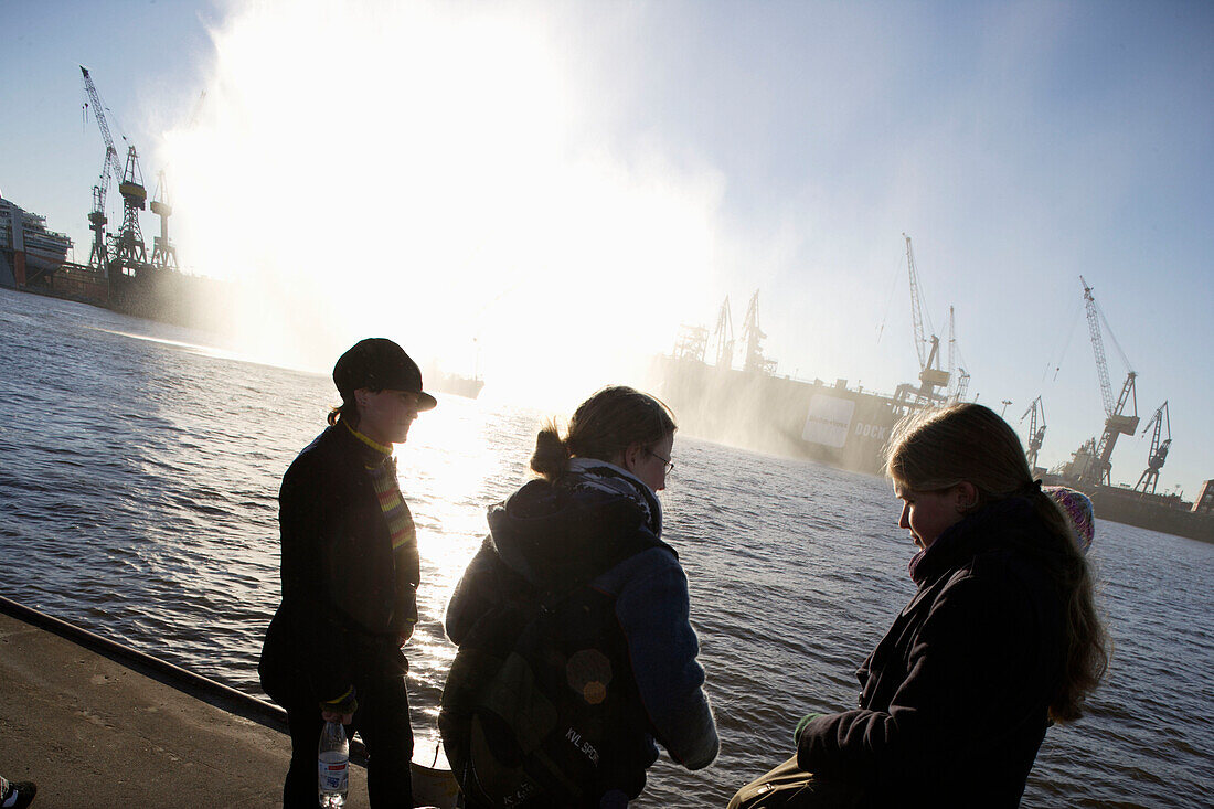 Touristen, Jugendliche, Schiffsanleger Fischmarkt, Hafenrundfahrt, Elbe, Blick auf die Werft Blohm and Voss, Altona, St. Pauli, Hamburg