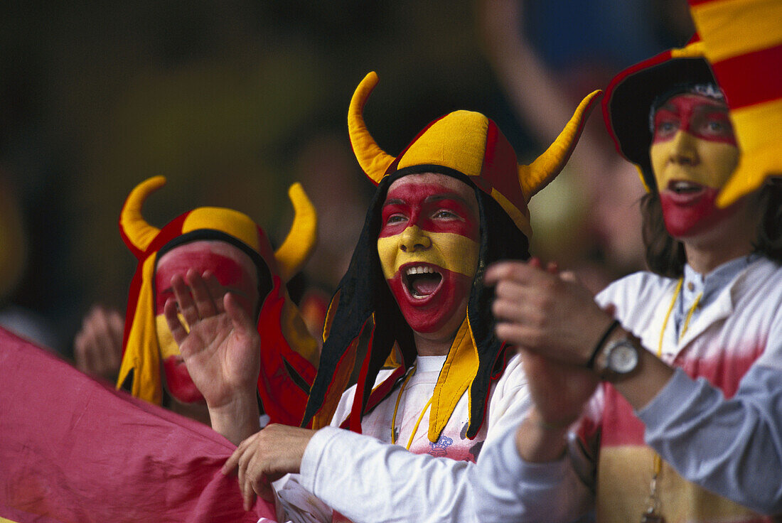 Spanische Fußballfans mit Helm