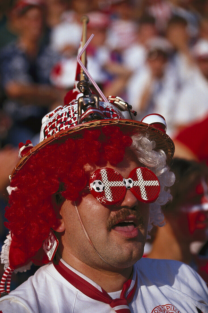 Dänischer Fußballfan mit lustiger Brille