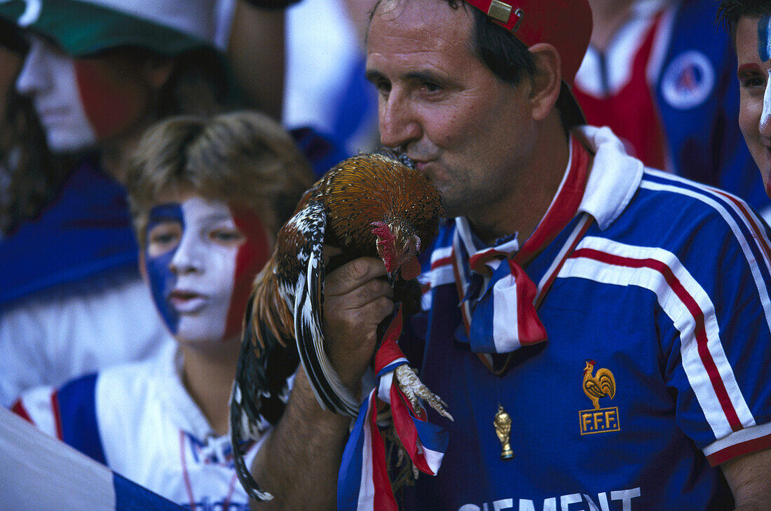 Französischer Fußballfan mit Hahn als Maskottchen