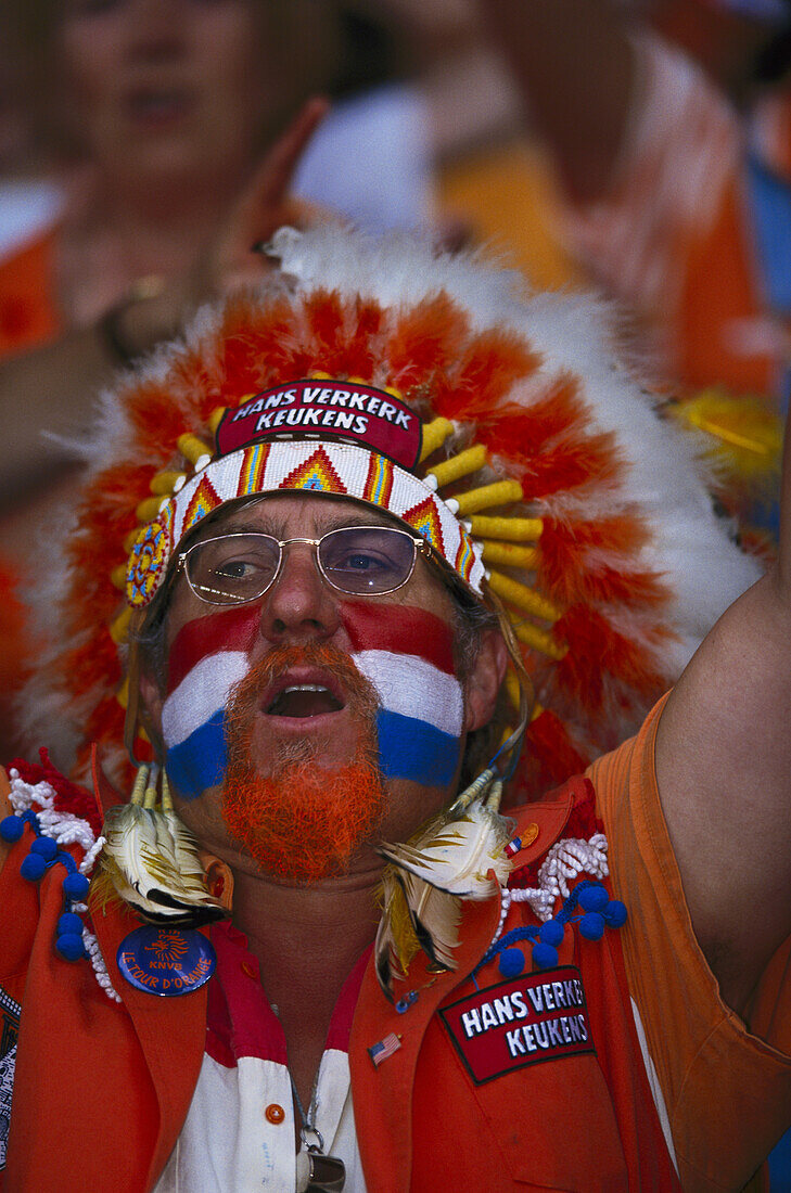 Holländischer Fußballfan mit Kopfschmuck