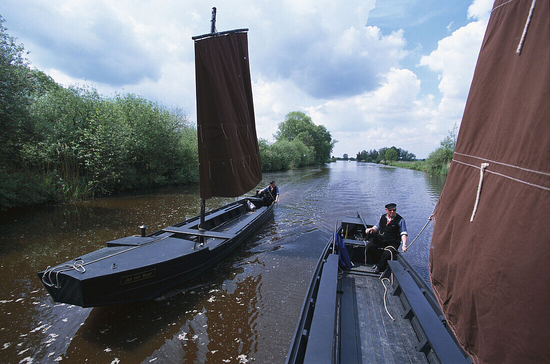 Torfkahnschiffer mit Treibsegeln, geführte Touren auf Fluß Hamme, Worpswede, Niedersachsen, Deutschland