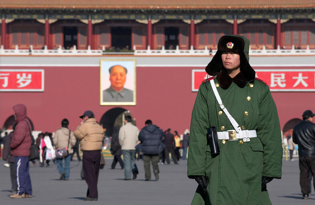 Junger Chinesischer Wachsoldat auf dem Platz des himmlischen Friedens, Bild von Mao-Tsetung über dem Eingang zur Verbotenen Stadt
