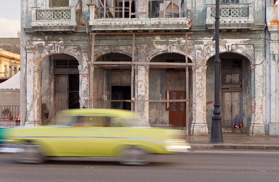 Altes Haus an Havanna's Uferstraße Malecon, vorbeifahrender Oldtimer, Kuba