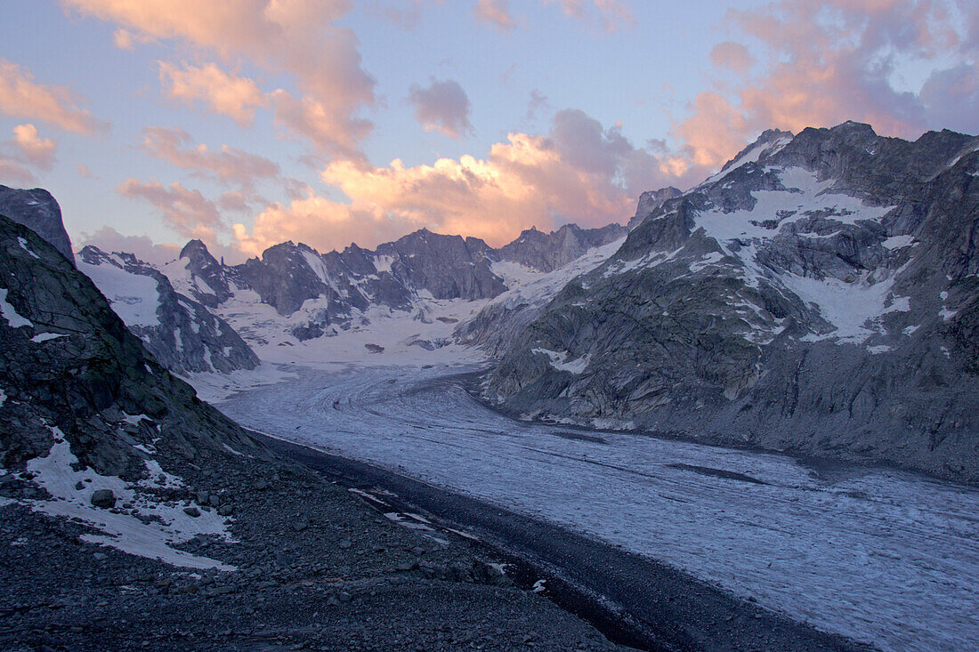 Abendglühen in Wolken über den Bergeller Bergen. Aussicht von der Forno Hütte. Forno Gletscher, Bergell, Graubünden, Graubuenden, Schweiz, Alpen.