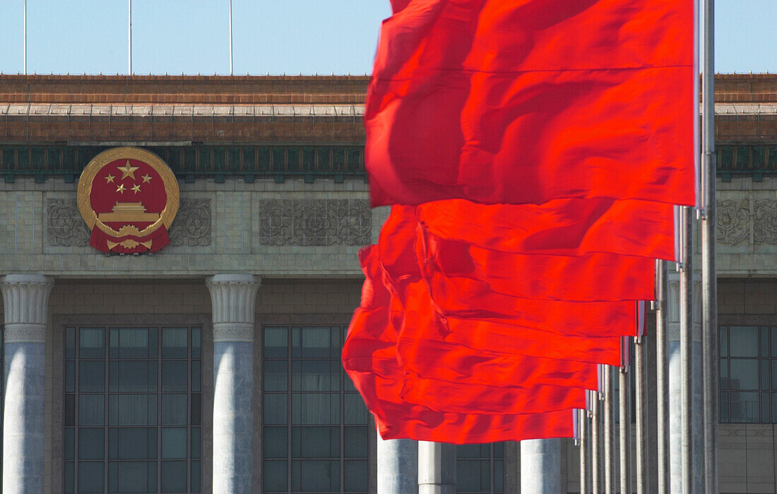 Rote Flaggen auf dem Platz des himmlischen Friedens vor der Großen Halle des Volkes, Peking