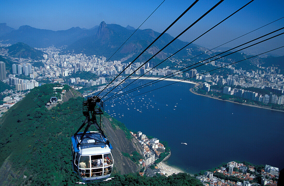 Blick vom Sugar Loaf mit Seilbahn, Rio de Janeiro, Brasilien