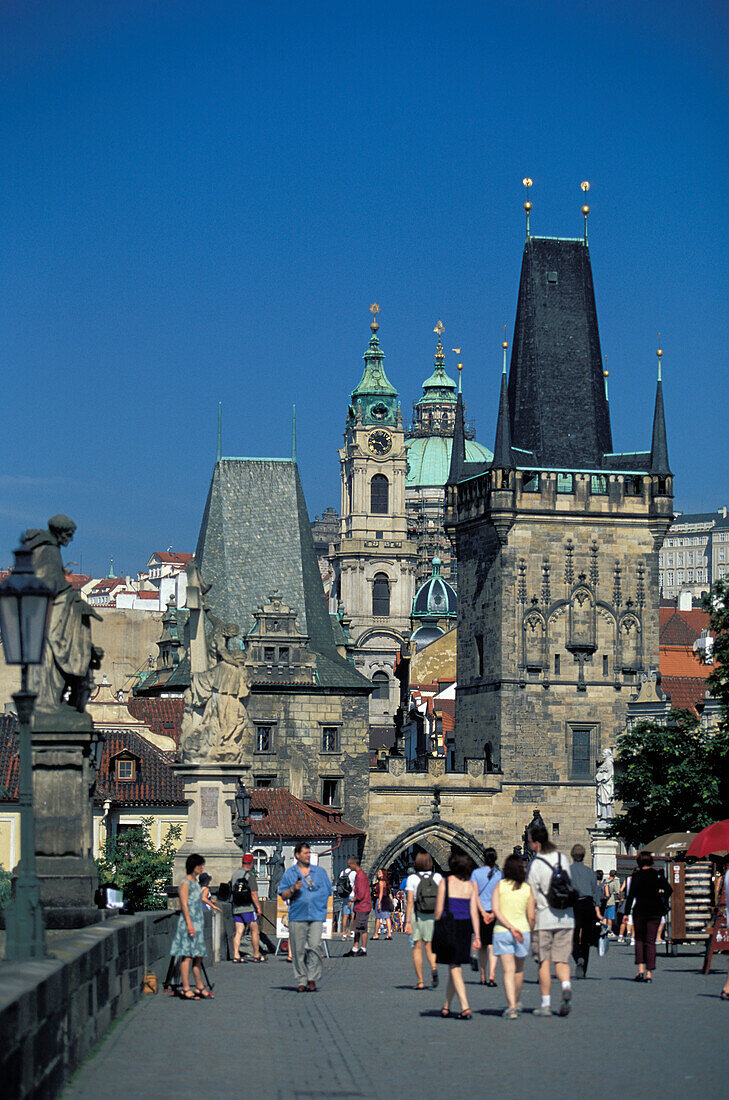 Brückenturm und Menschen auf der Karlsbrücke, Prag, Tschechien