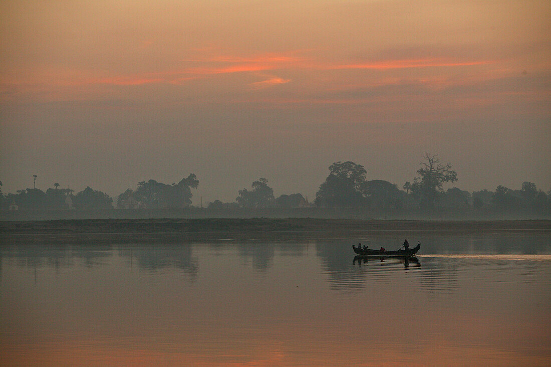 Einsame Fischerboot, Sonnenuntergang über Fluß, Irrawaddy am Abend, Ayeyarwady, Burma, Myanmar, Asien