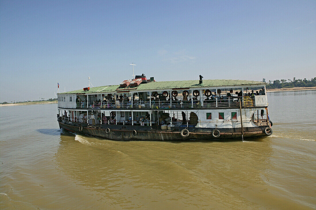 Irrawaddy river boat, Irrawaddy river scene, passenger boat, Passagierboot am Ayeyarwady Fluss, Leben am Fluss