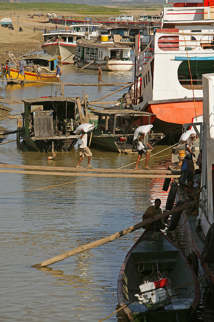 Irrawaddy river boats, Irrawaddy river scene, Arbeiten am Ufer der Ayeyarwady Fluss, Beladen eines Schiffes, Leben am Fluss, Loading a boat