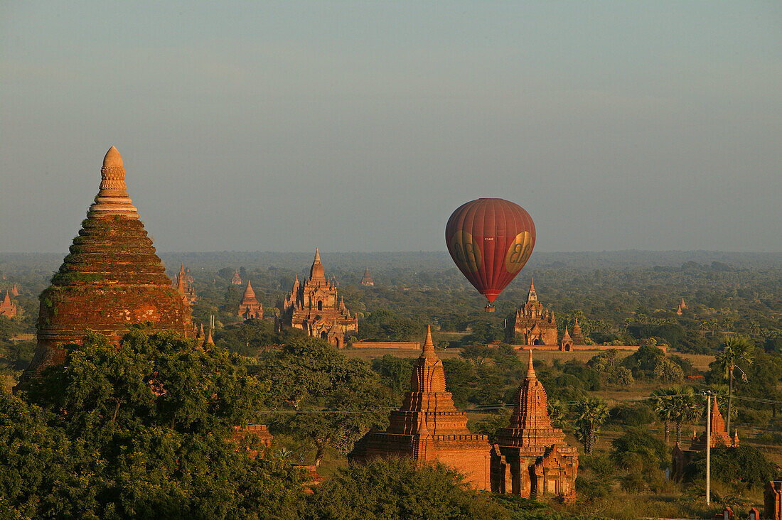 Heißluftballonfahrt über Bagan am Abend, UNESCO Weltkulturerbe, Stupas, Bagan, Myanmar, Burma, Asien