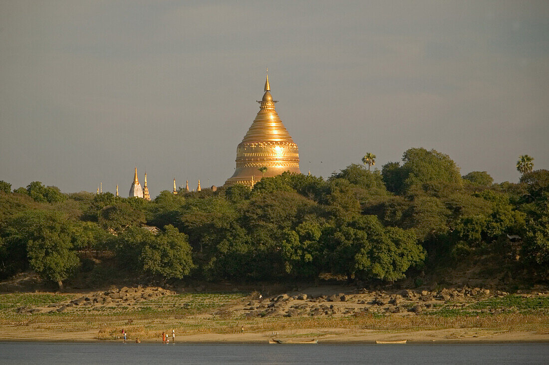 Golden Pagoda, Bagan, Golden Pagoda, Bagan, view from the river, Ansicht der Goldenen Pagode vom Schiff