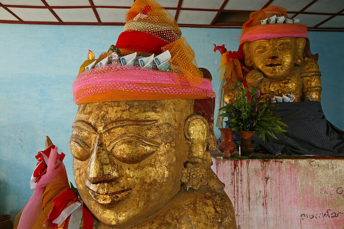 Figures, Shwezigon Paya, Figuren in Shwezigon Pagode in Pagan, erbaut in 1090, enthält Kopie eines Zahns von Buddha und paar Knochen, Shwezigon Pagoda reputedly contains some bones of Buddha, a copy of Buddha's tooth and an emerald Buddha, building comple