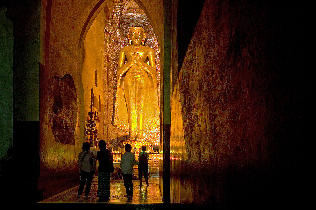 Standing Buddha statue, Ananda Pahto, Stehende Buddhafigur in Ananda Temple in Pagan, 11.Jh Standing gilded teak Buddha statue, nine metres high in Ananda Temple