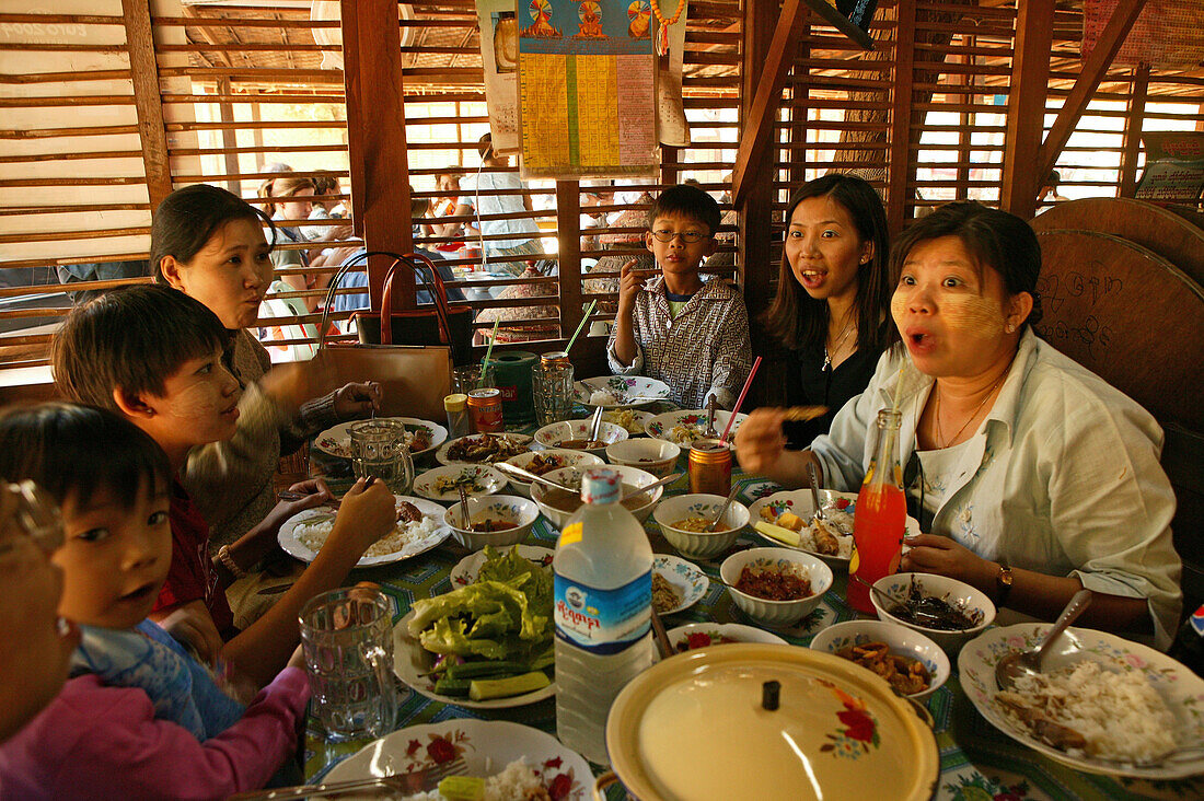 Burmese table of food, women, kids, Mittagsessen, Frauen und Kinder und viele Teller am Tisch