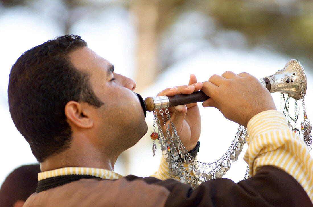 Türkischer Mann mittleren Alters spielt Zurna mit silbernen Schmuck, Türkei